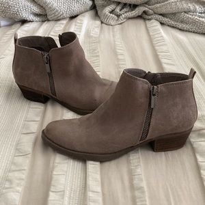 Gray/ light brown booties, size 7 and in great condition. Perfect for fall